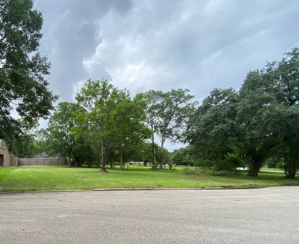 208 CENTRAL CALDWOOD DR, Beaumont, TX 77707