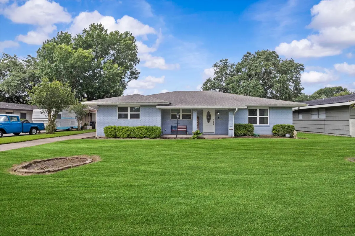 4049 Redwood Dr, Groves, TX 77619 - #1