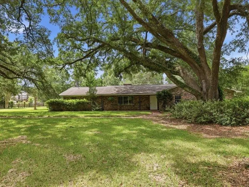 362 Briarwood St, Silsbee, TX 77656 - #1