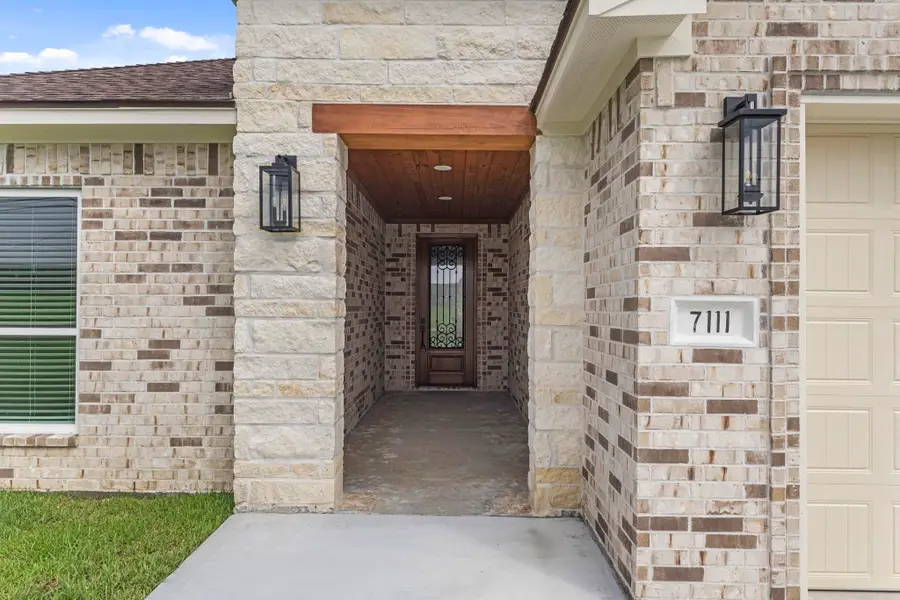 7111 32nd St, Groves, TX 77619 - #3