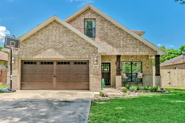 1201 West Dr, Port Neches, TX 77651