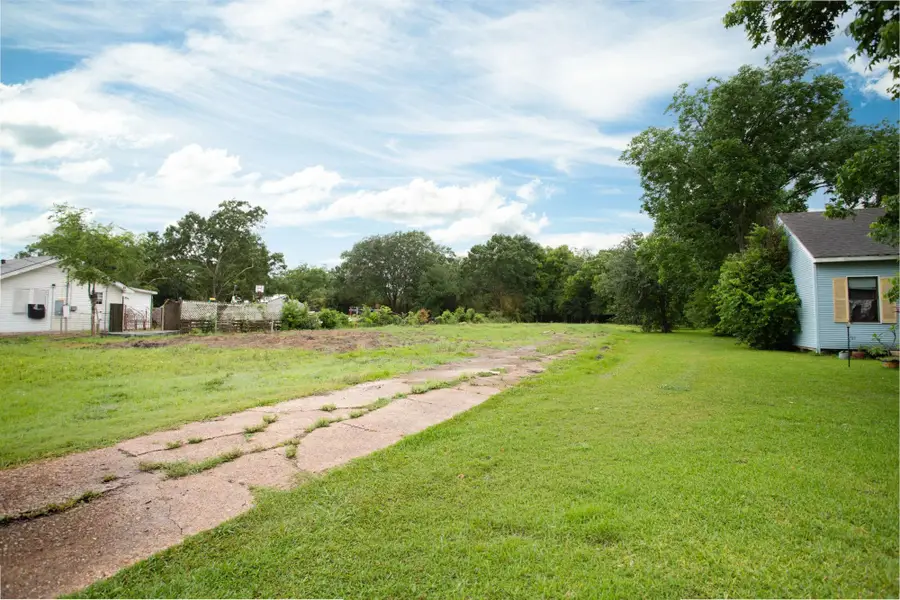 6701 32nd St, Groves, TX 77619 - #3
