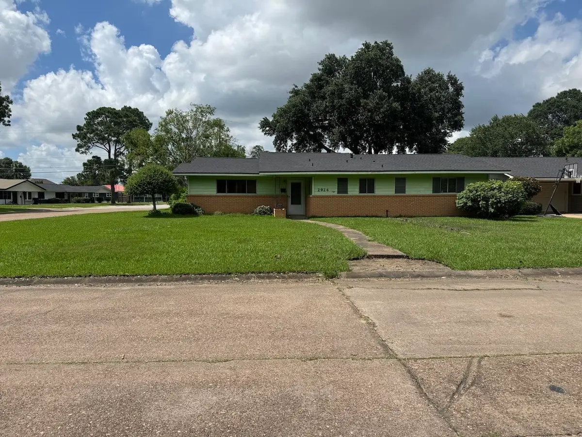 2924 W Boston Dr, Nederland, TX 77627 - #1