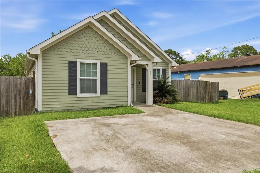 228 W Elm St, Winnie, TX 77665 - #2