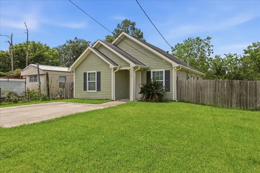 228 W Elm St, Winnie, TX 77665 - #3