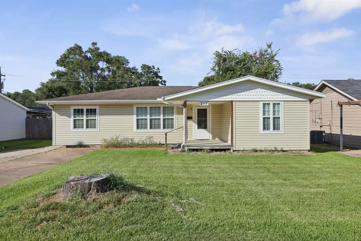 715 S 9th St, Nederland, TX 77627 - #1
