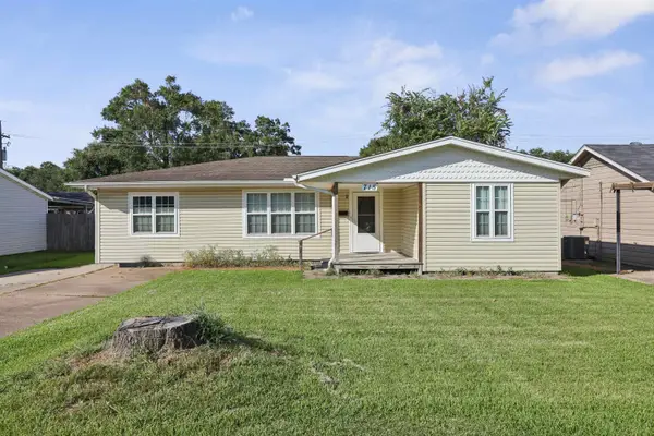 715 S 9th St, Nederland, TX 77627