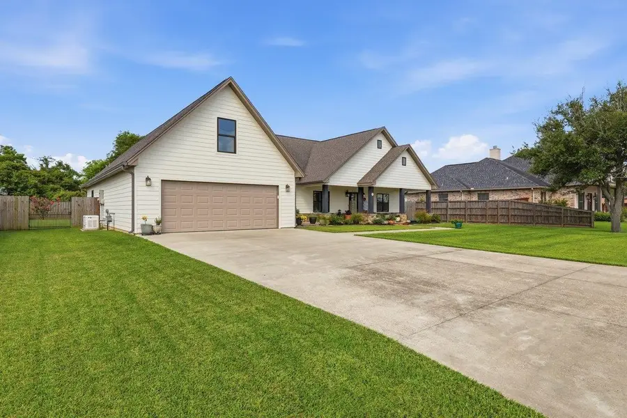613 13th St, Nederland, TX 77627 - #2