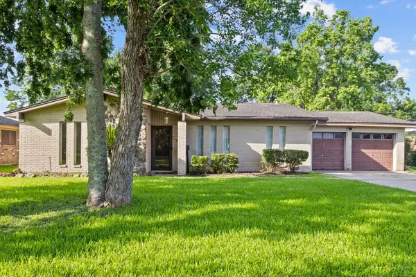 805 Lazy Ln., Port Neches, TX 77651