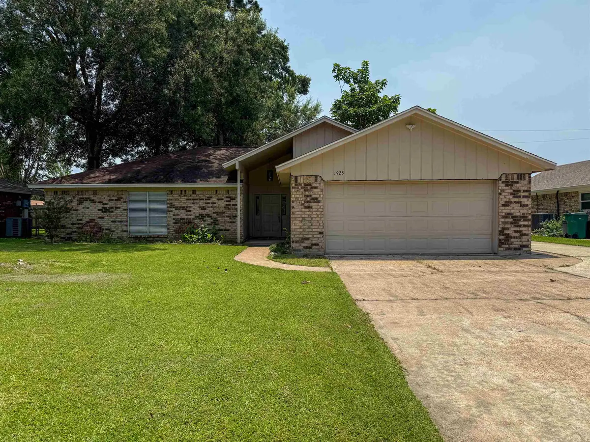 1925 Silver Oaks Dr, Orange, TX 77630 - #1