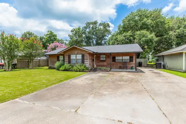 804 S 10th St., Nederland, TX 77627