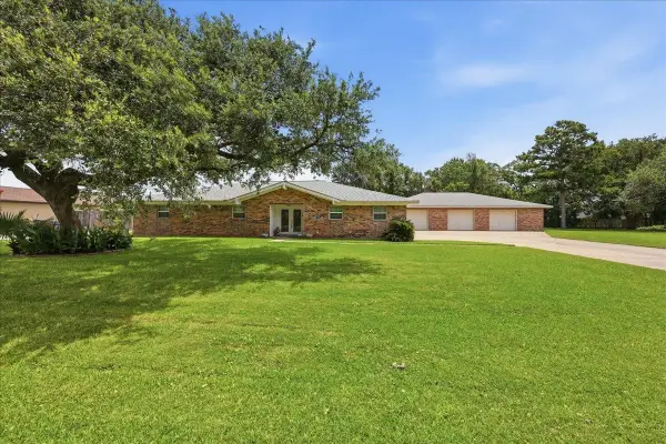 186 Poinsetta, Bridge City, TX 77611