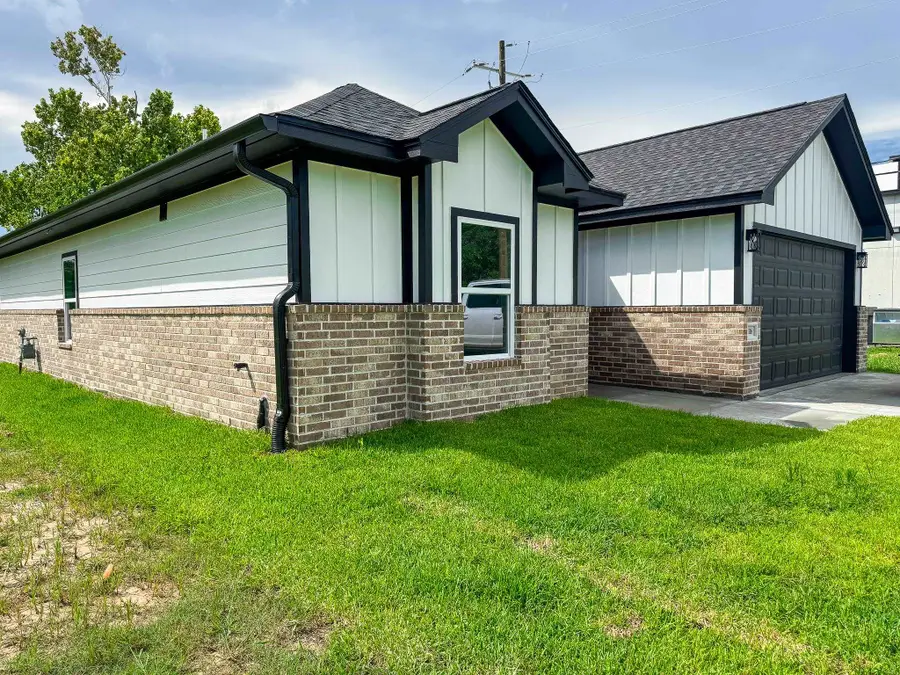 1116 Jackson Ave, Nederland, TX 77627 - #2