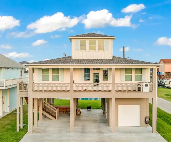 2200 Crab St, Crystal Beach, TX 77650