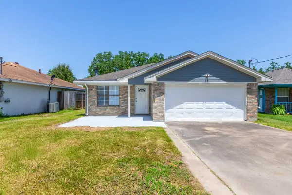 828 Detroit, Nederland, TX 77627
