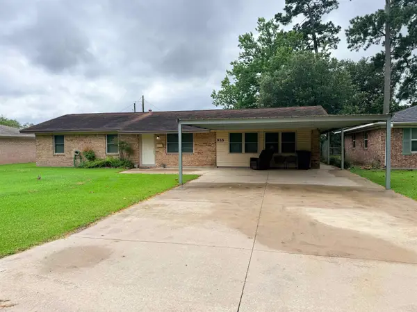 935 Travis, Vidor, TX 77662