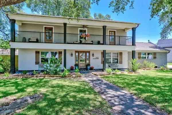 682 Birchwood Dr, Port Neches, TX 77651