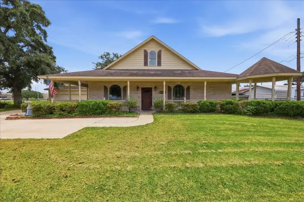 2046 Merriman St, Port Neches, TX 77651
