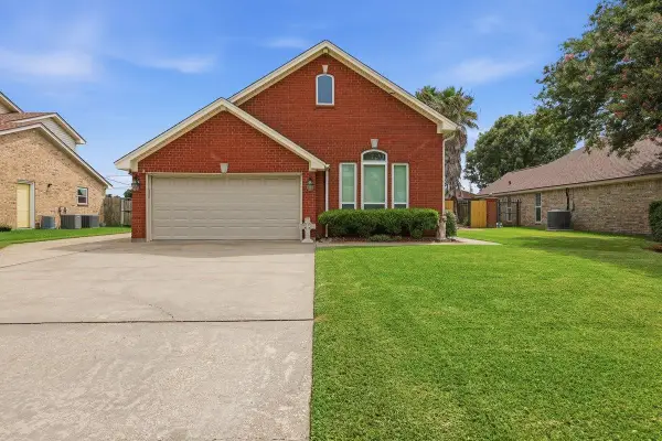 2401 Post Oak Ln, Groves, TX 77619