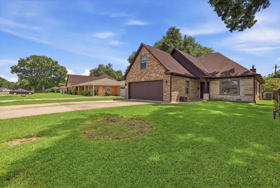 616 S 7th St, Nederland, TX 77627 - #2