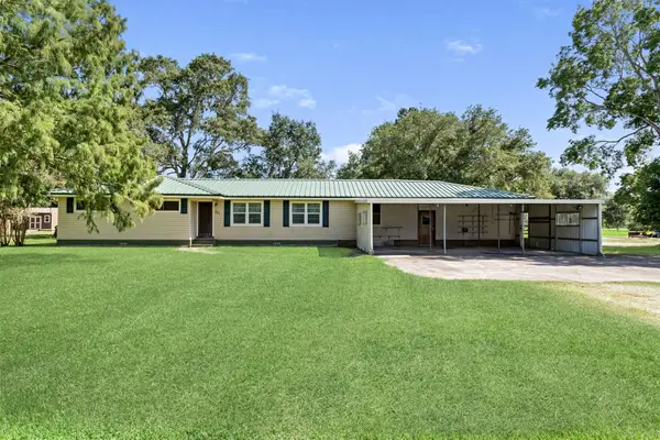621 Henry Ln, Winnie, TX 77665