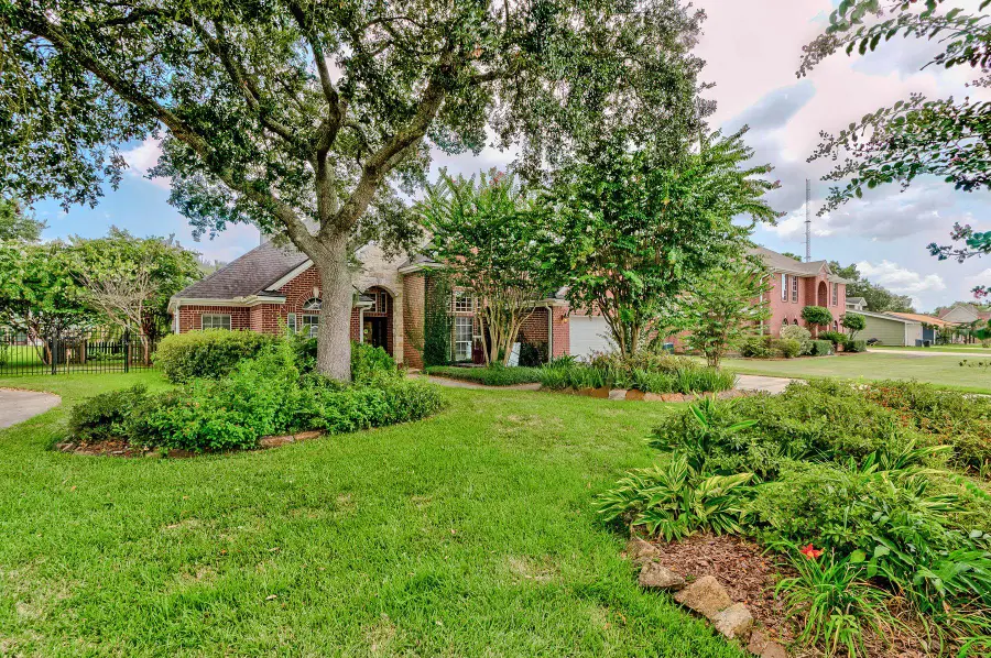 230 E 2nd St, Port Neches, TX 77651 - #3