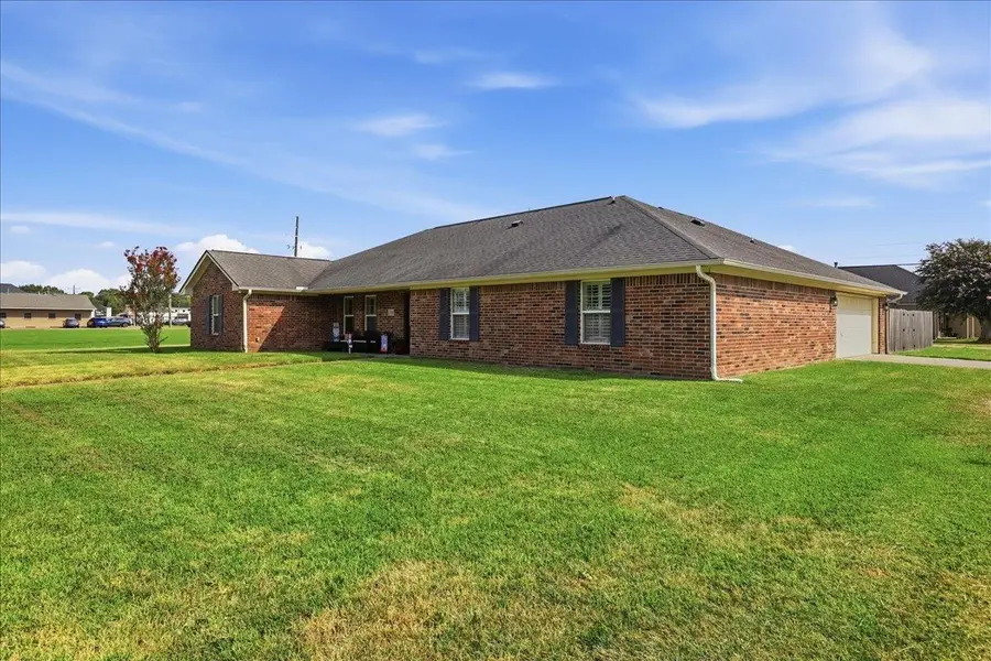 820 Sierra Dr, Port Neches, TX 77651 - #2
