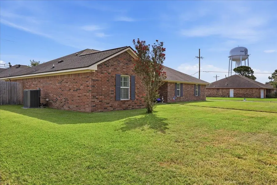 820 Sierra Dr, Port Neches, TX 77651 - #3