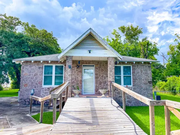 3832 W Park, Orange, TX 77630