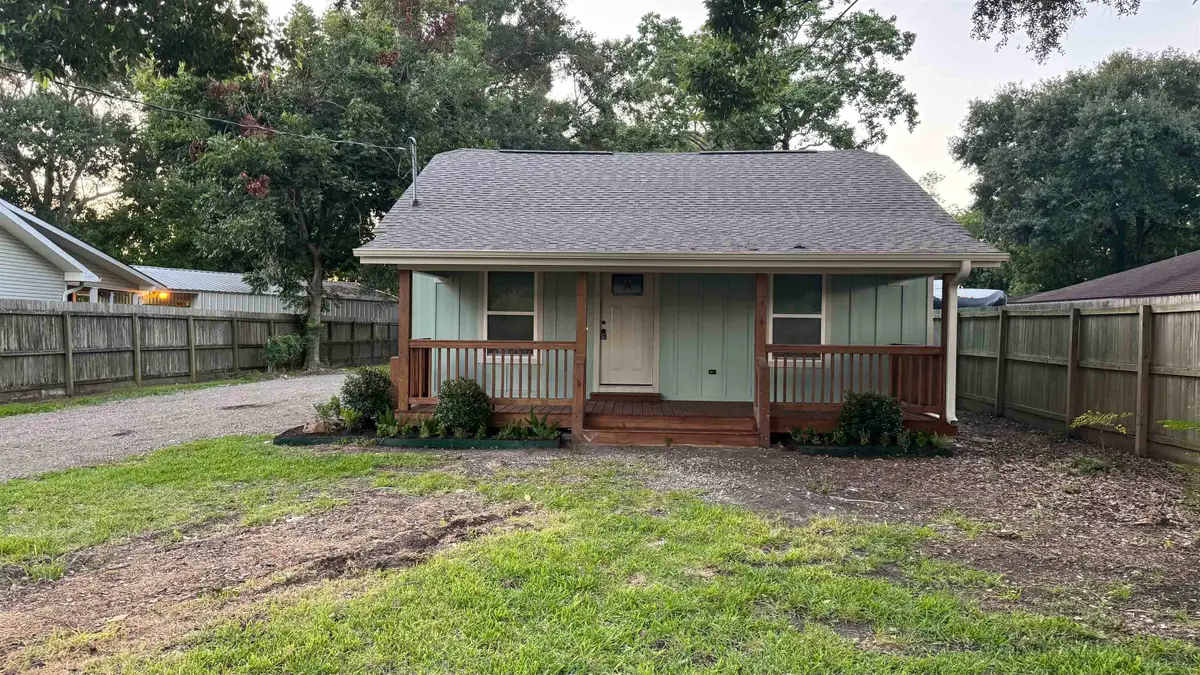 6579 Howe St., Groves, TX 77619 - #1