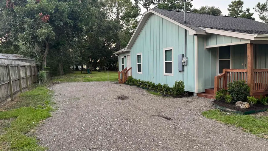 6579 Howe St., Groves, TX 77619 - #2