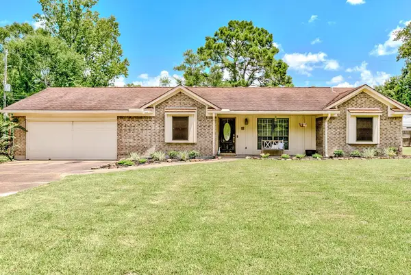 10 Briarhill Ln., Lumberton, TX 77657