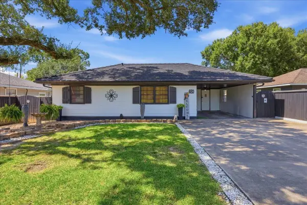 720 S 13th St, Nederland, TX 77627