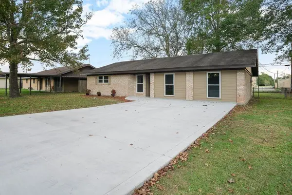 1347 E Palm Dr, Winnie, TX 77665