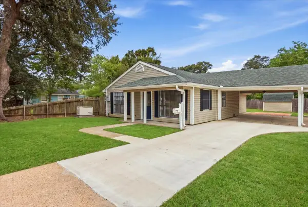 906 Montrose, Port Neches, TX 77651