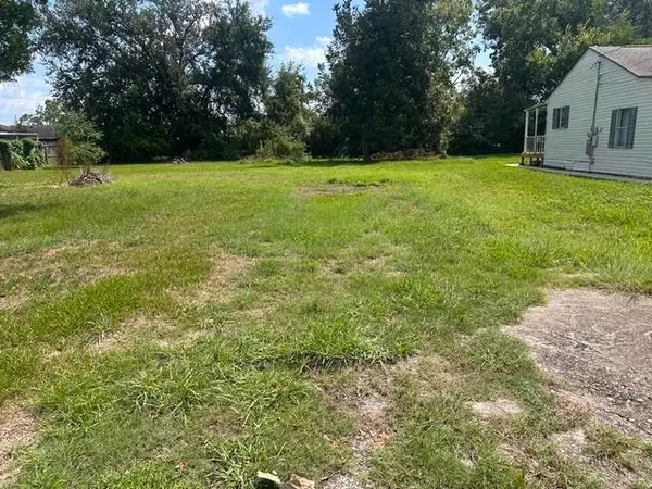 117 Boston Ave, Nederland, TX 77627