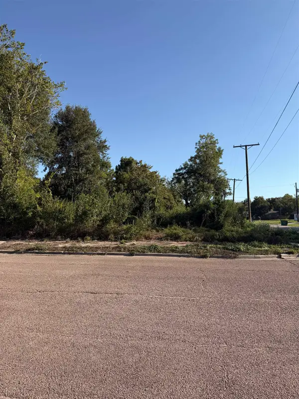 1018 3 ST, Orange, TX 77630