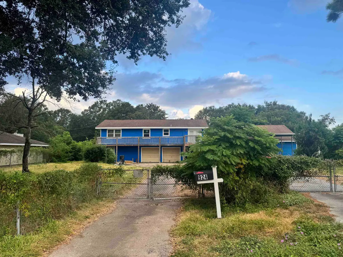 924 Avenue E, Nederland, TX 77627 - #1