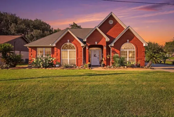 100 Robin Avenue, Bridge City, TX 77611