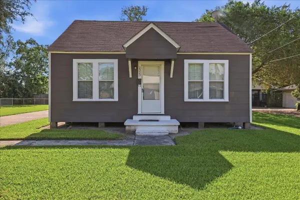 2323 Avenue C, Nederland, TX 77627