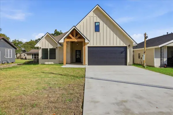 2214 Armstrong Ave, Port Neches, TX 77651