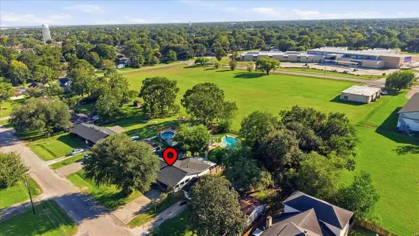 3821 Suncrest Dr, Groves, TX 77619