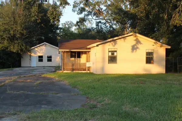 3512 Central Dr, Nederland, TX 77627