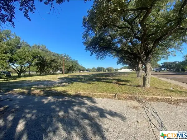 1902 E North Street, Victoria, TX 77901