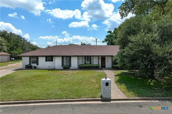 1109 Knotty Oaks Drive, Woodway, TX 76712