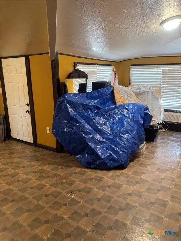 211 Martin Street, Yoakum, TX 77995 - Image #2