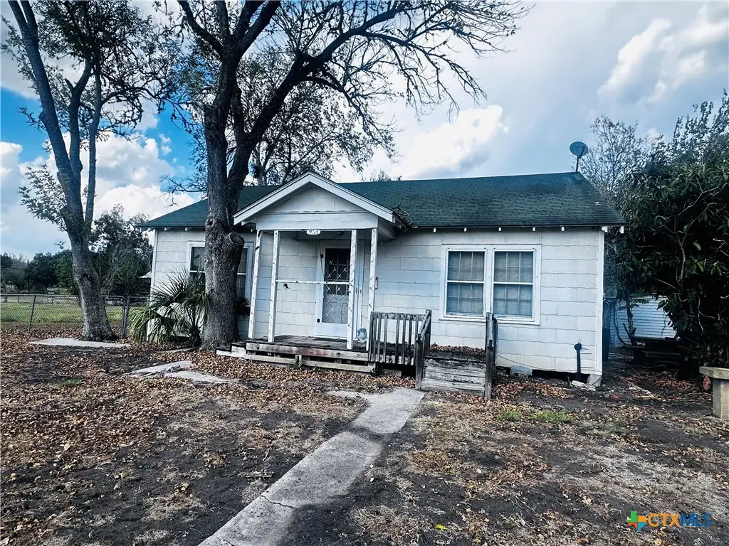 701 W May Street, Yoakum, TX 77995 - Image #1