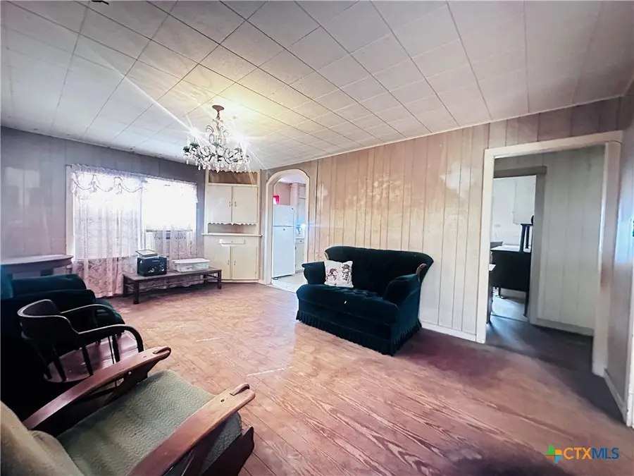 701 W May Street, Yoakum, TX 77995 - Image #2