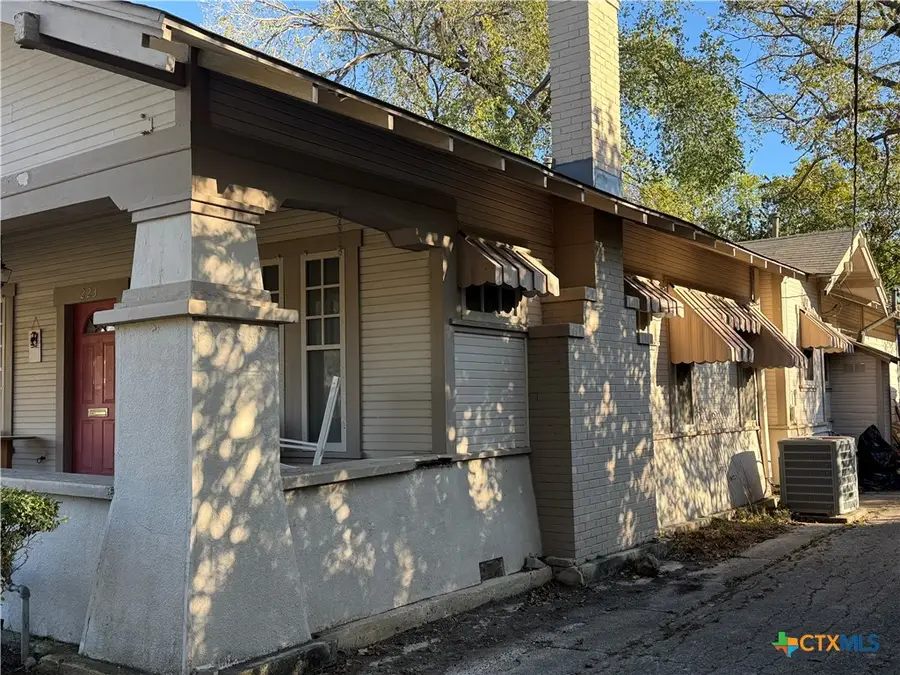 223 E Elm Street, Seguin, TX 78155 - Image #2