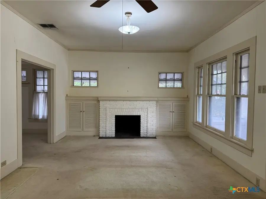 223 E Elm Street, Seguin, TX 78155 - Image #3